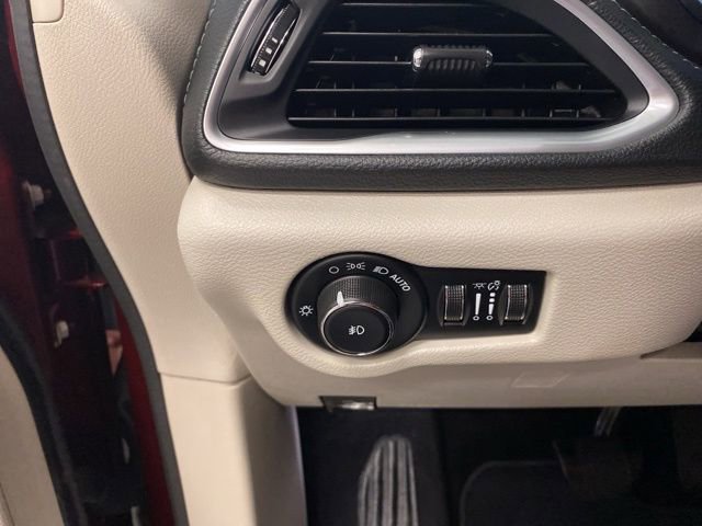 Used 2018 Chrysler Pacifica Limited image 20