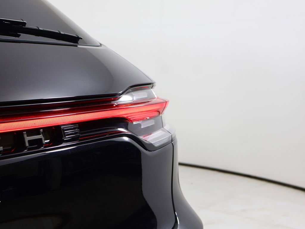 Certified 2024 Porsche Macan w/ Premium Plus Package image 12