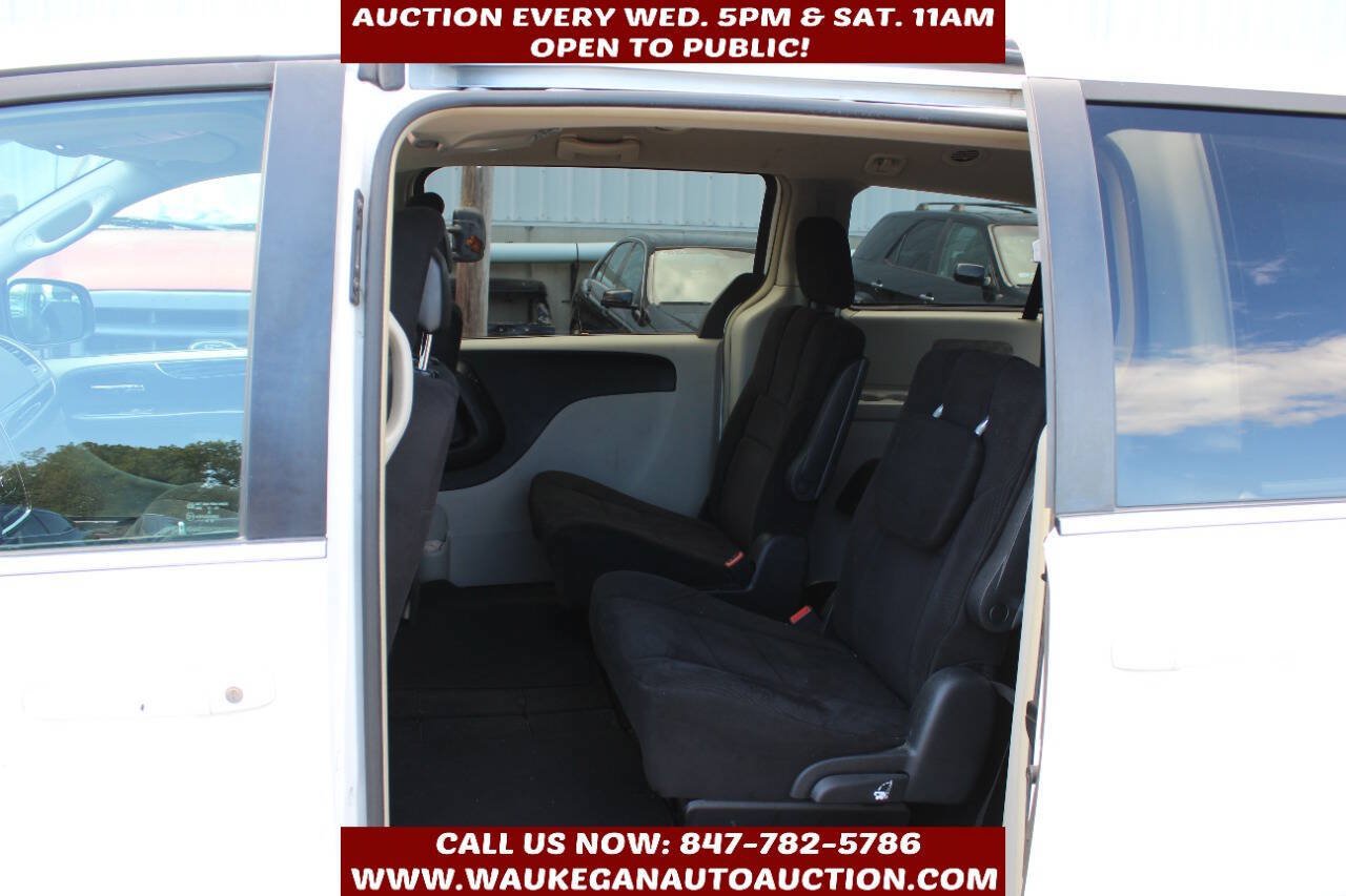 Used 2011 Chrysler Town & Country Touring FWD image 5