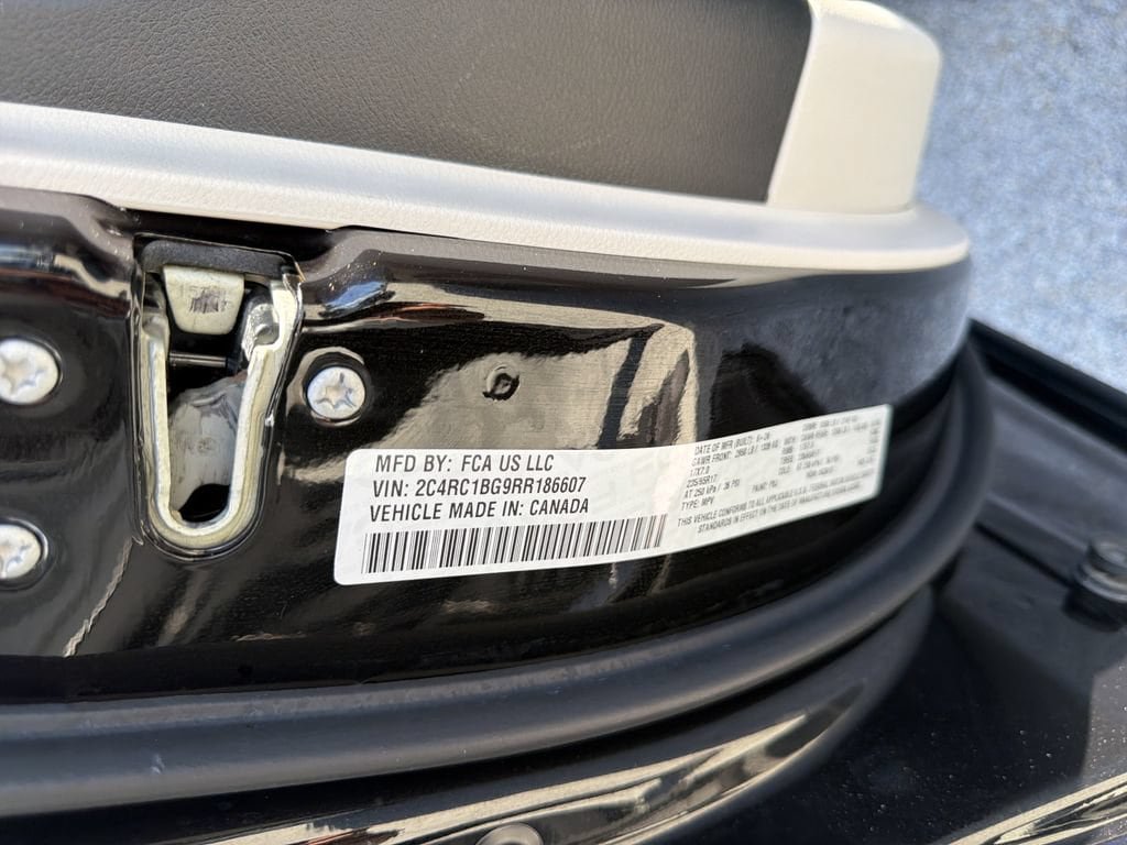 Used 2024 Chrysler Pacifica Touring-L FWD image 36