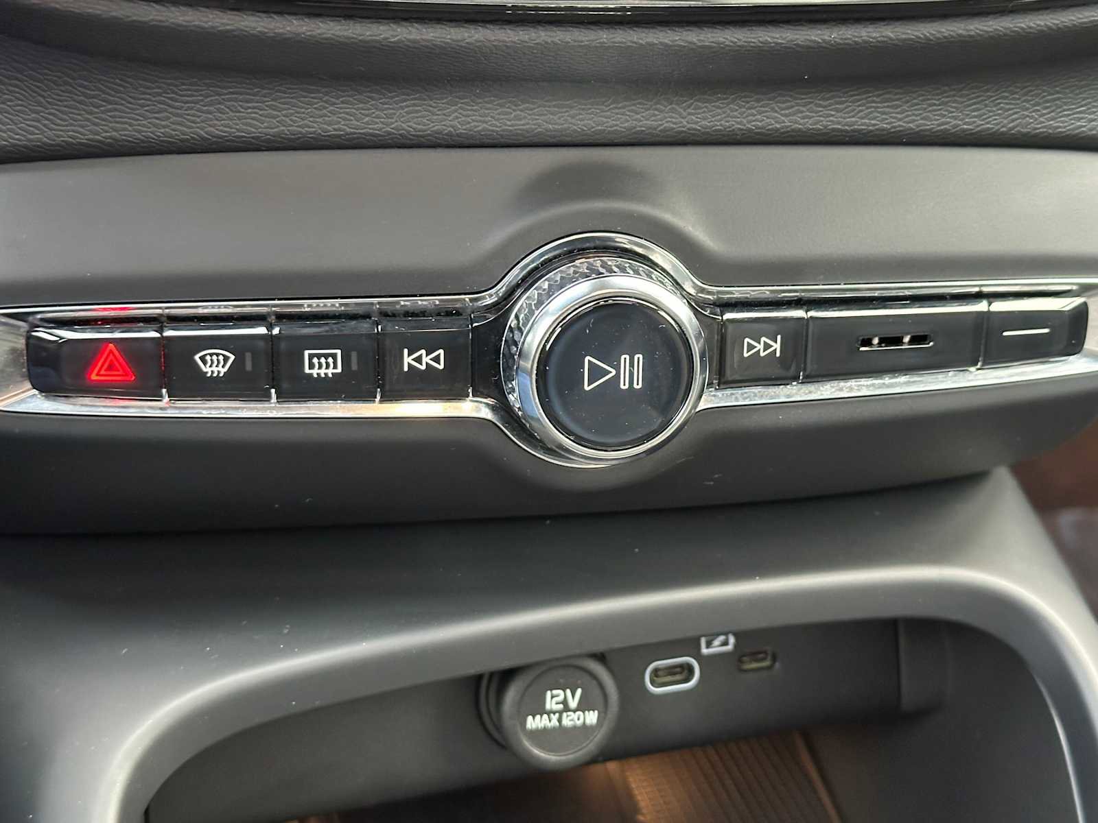 Used 2023 Volvo XC40 Recharge Plus image 30