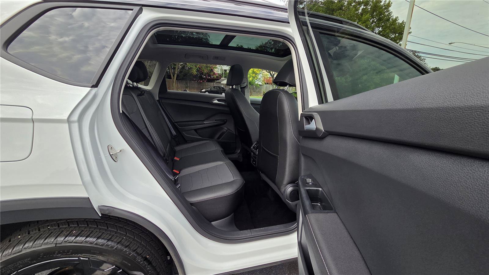 Certified 2025 Volkswagen Taos SE AWD/4WD image 36