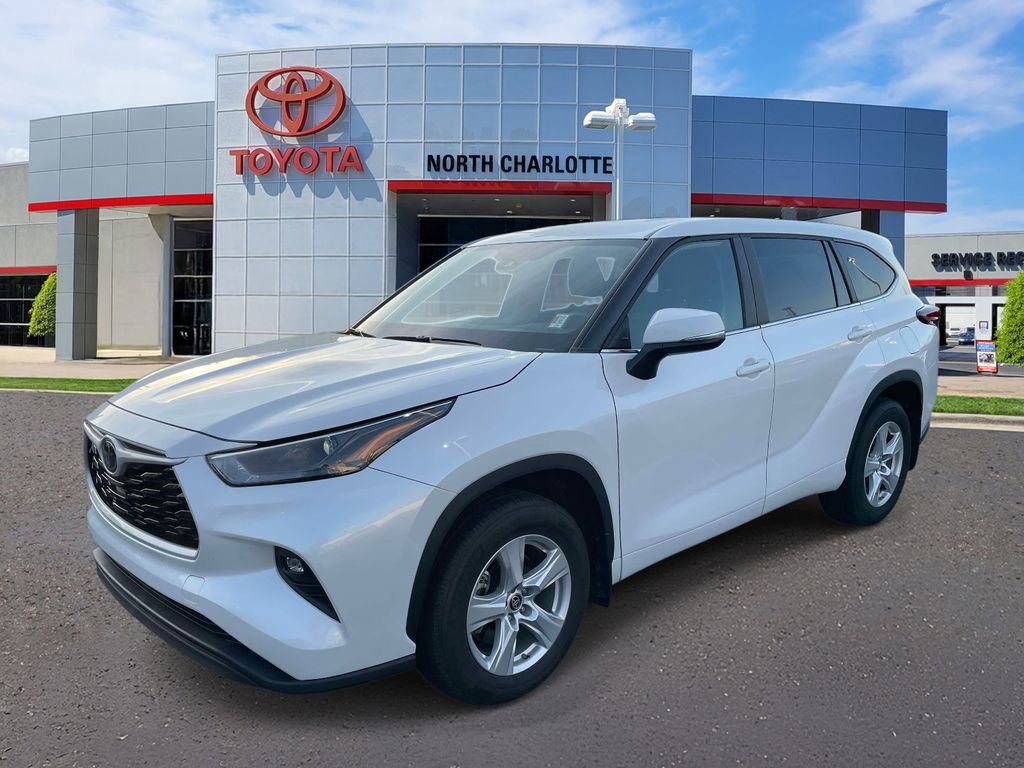 Used 2024 Toyota Highlander LE image 5