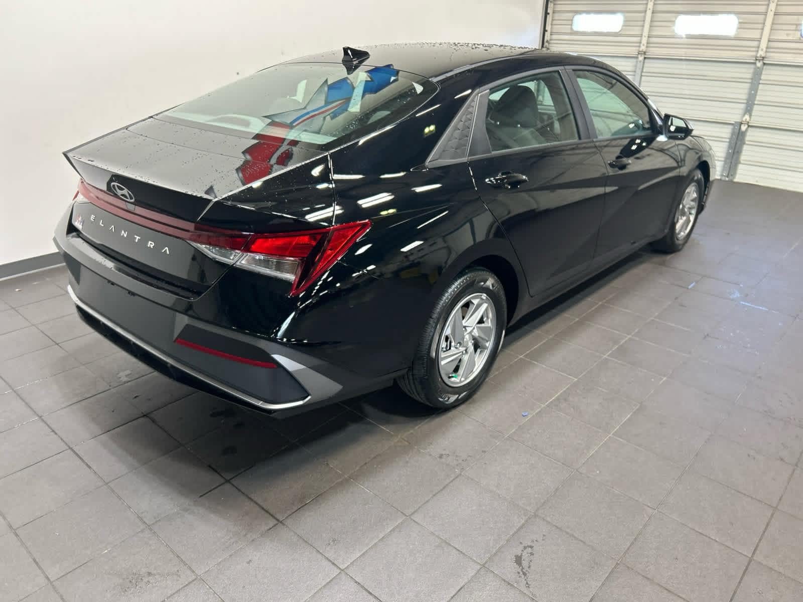 New 2026 Hyundai Elantra SE FWD image 3