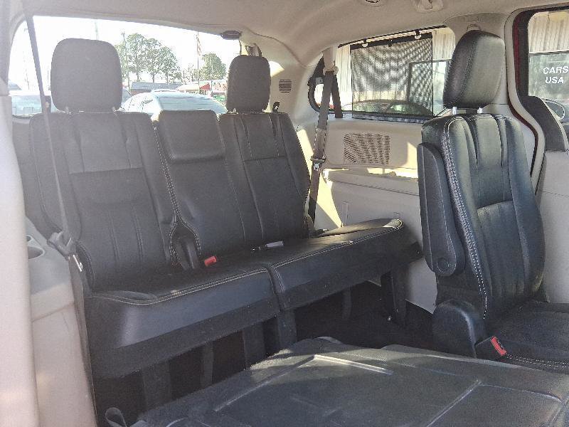 Used 2015 Chrysler Town & Country Touring-L w/ Driver Convenience Group image 22