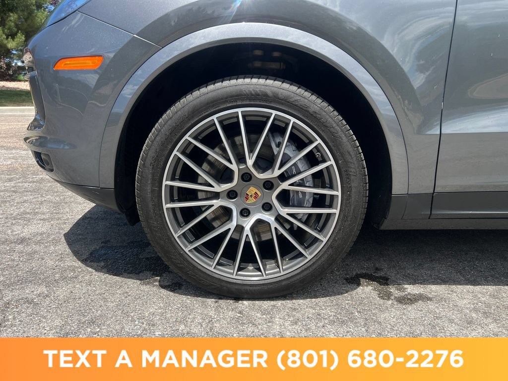 Used 2022 Porsche Cayenne w/ Premium Package AWD/4WD image 25
