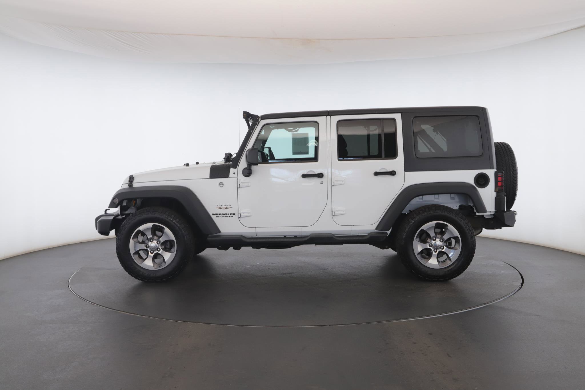 Used 2017 Jeep Wrangler Unlimited Sahara w/ Connectivity Group AWD/4WD image 18