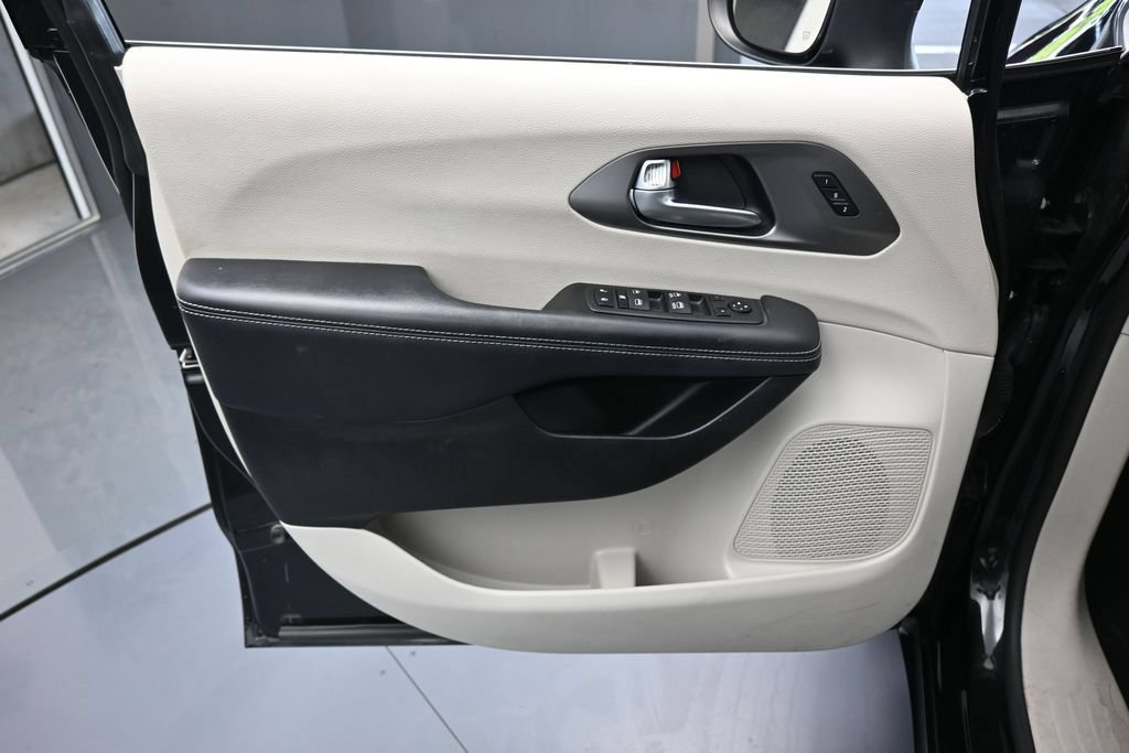 Used 2023 Chrysler Pacifica Touring-L FWD image 13