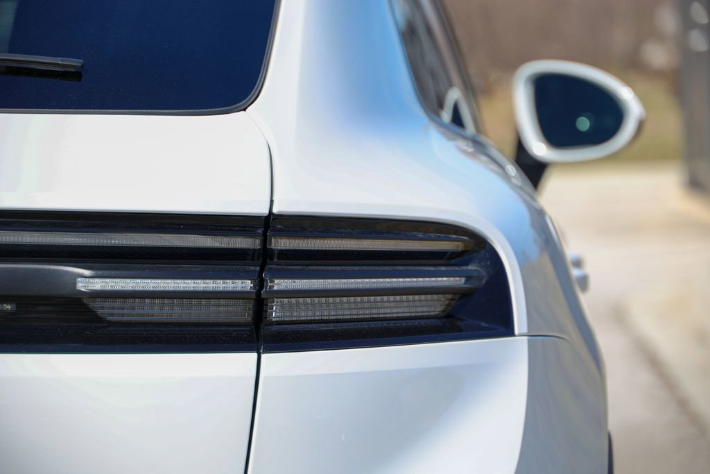 Certified 2025 Porsche Macan 4 Electric image 27