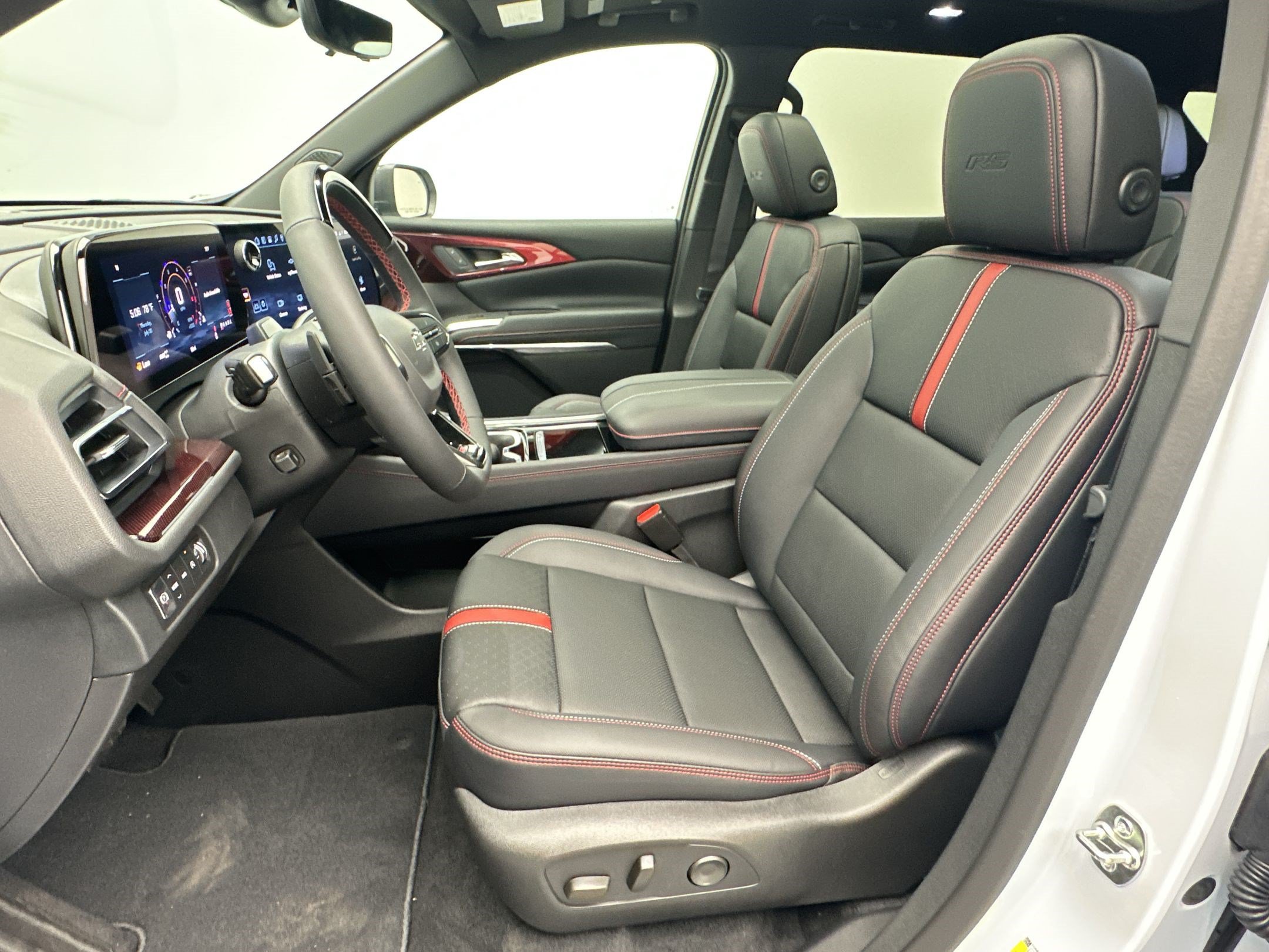 New 2026 Chevrolet Traverse RS w/ LPO, Floor Liner Package AWD/4WD image 5