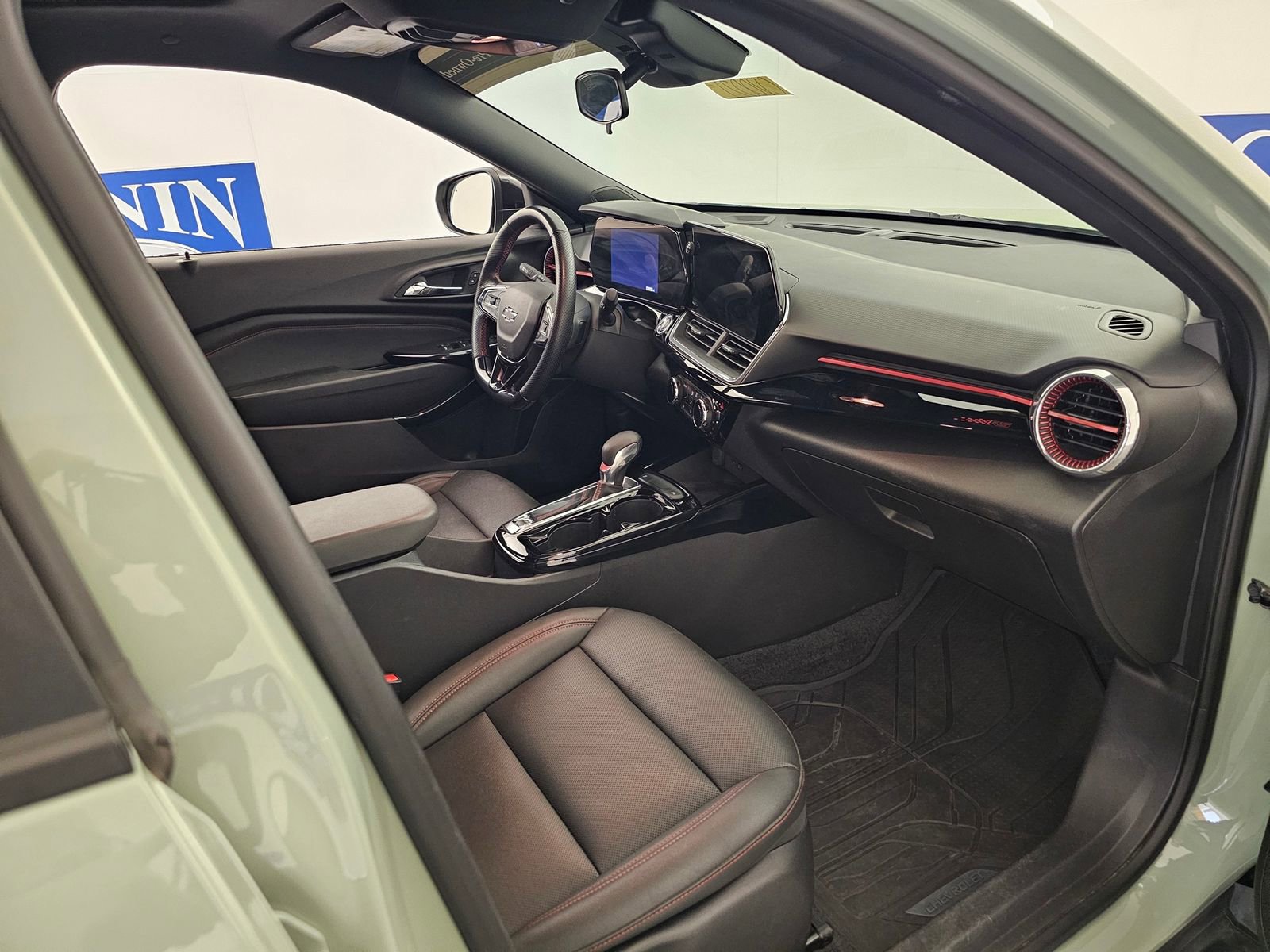 Used 2024 Chevrolet Trax RS w/ Sunroof Package image 32