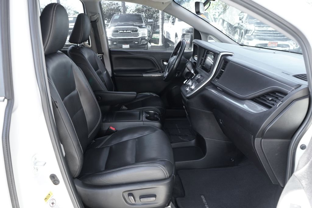 Used 2016 Toyota Sienna SE image 35