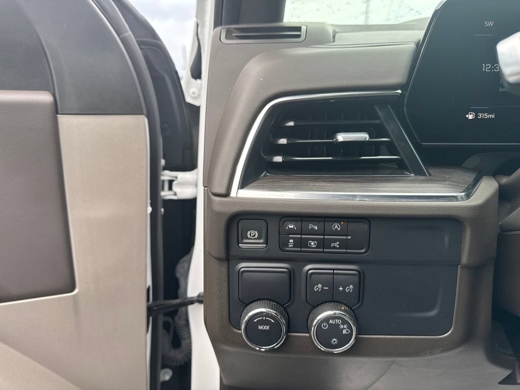 Used 2025 Chevrolet Suburban LT RWD image 11