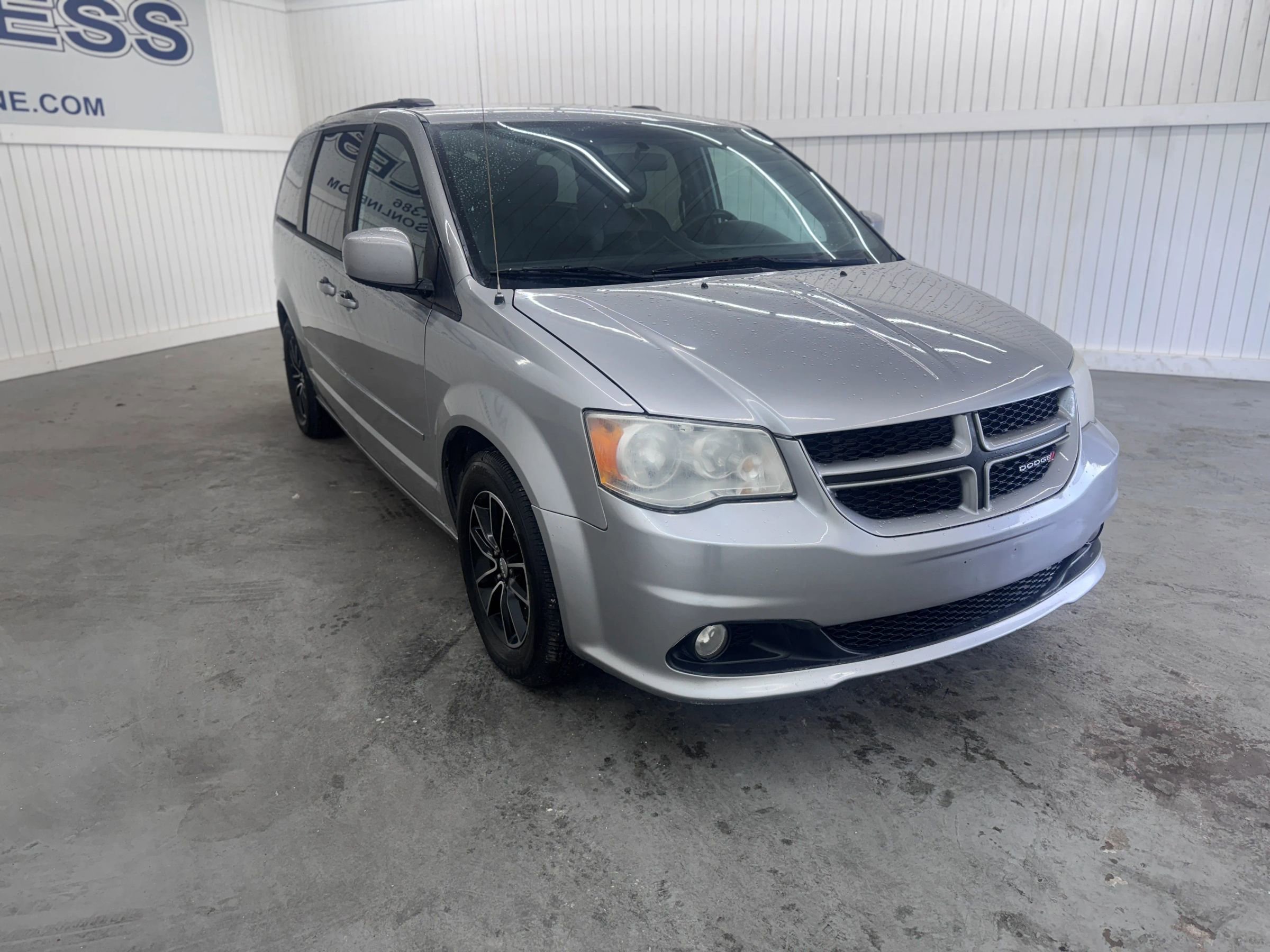 Used 2016 Dodge Grand Caravan R/T image 3
