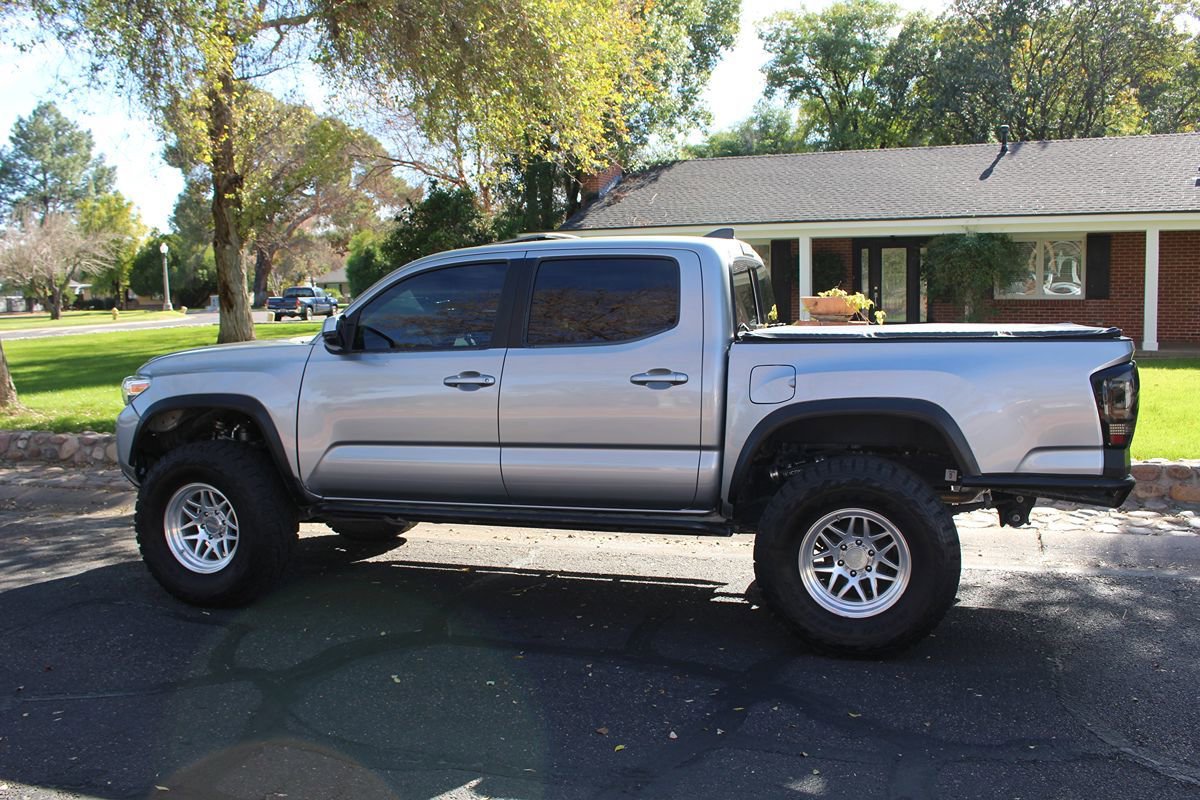 Used 2017 Toyota Tacoma TRD Off-Road image 39