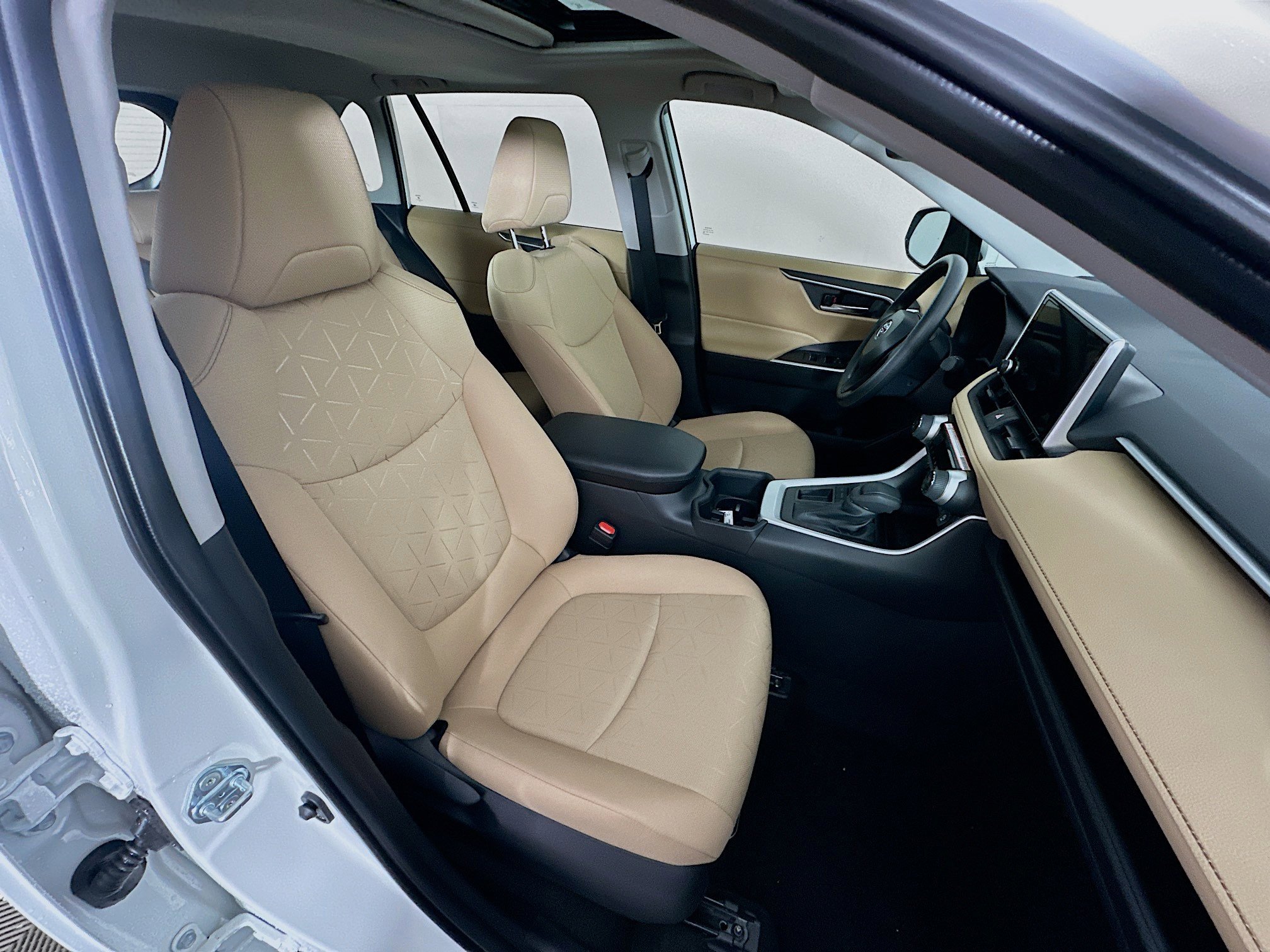 Used 2025 Toyota RAV4 XLE w/ Convenience Package image 33