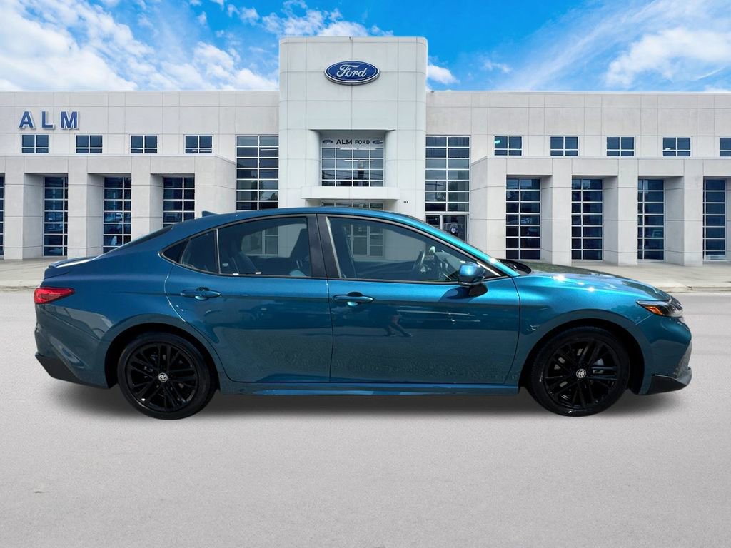 Used 2025 Toyota Camry SE image 4