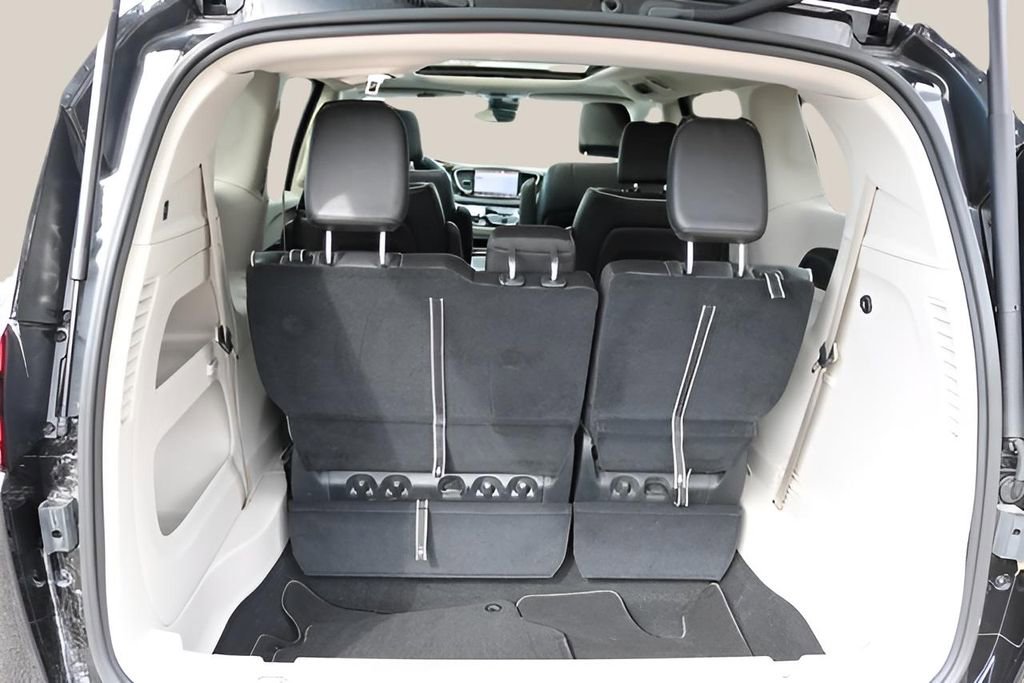 Used 2023 Chrysler Pacifica Limited image 17