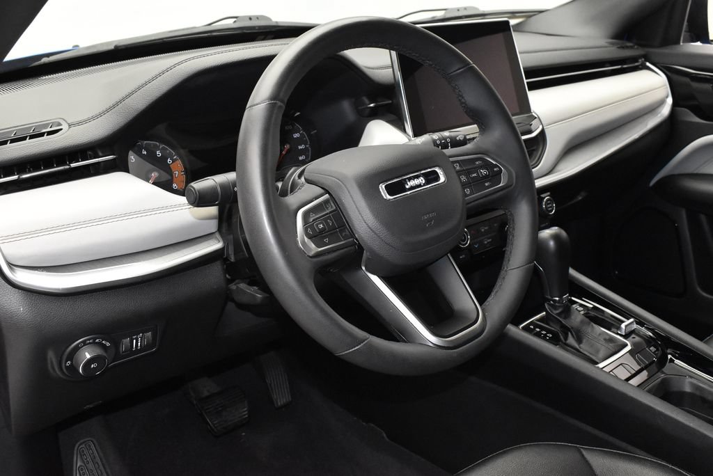 Used 2025 Jeep Compass Limited AWD/4WD image 16