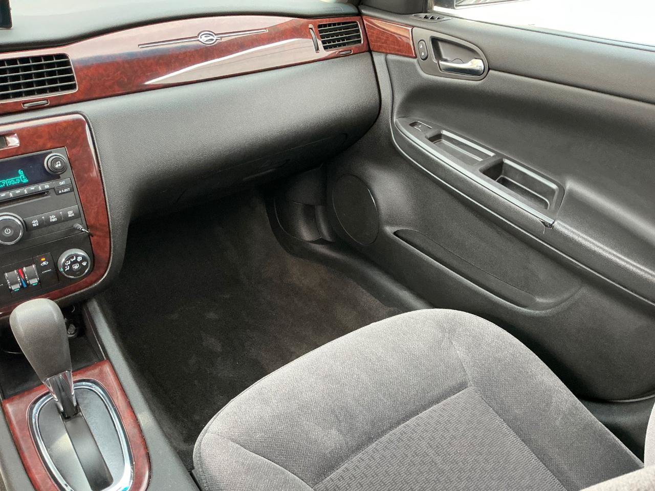 Used 2009 Chevrolet Impala LT FWD image 15
