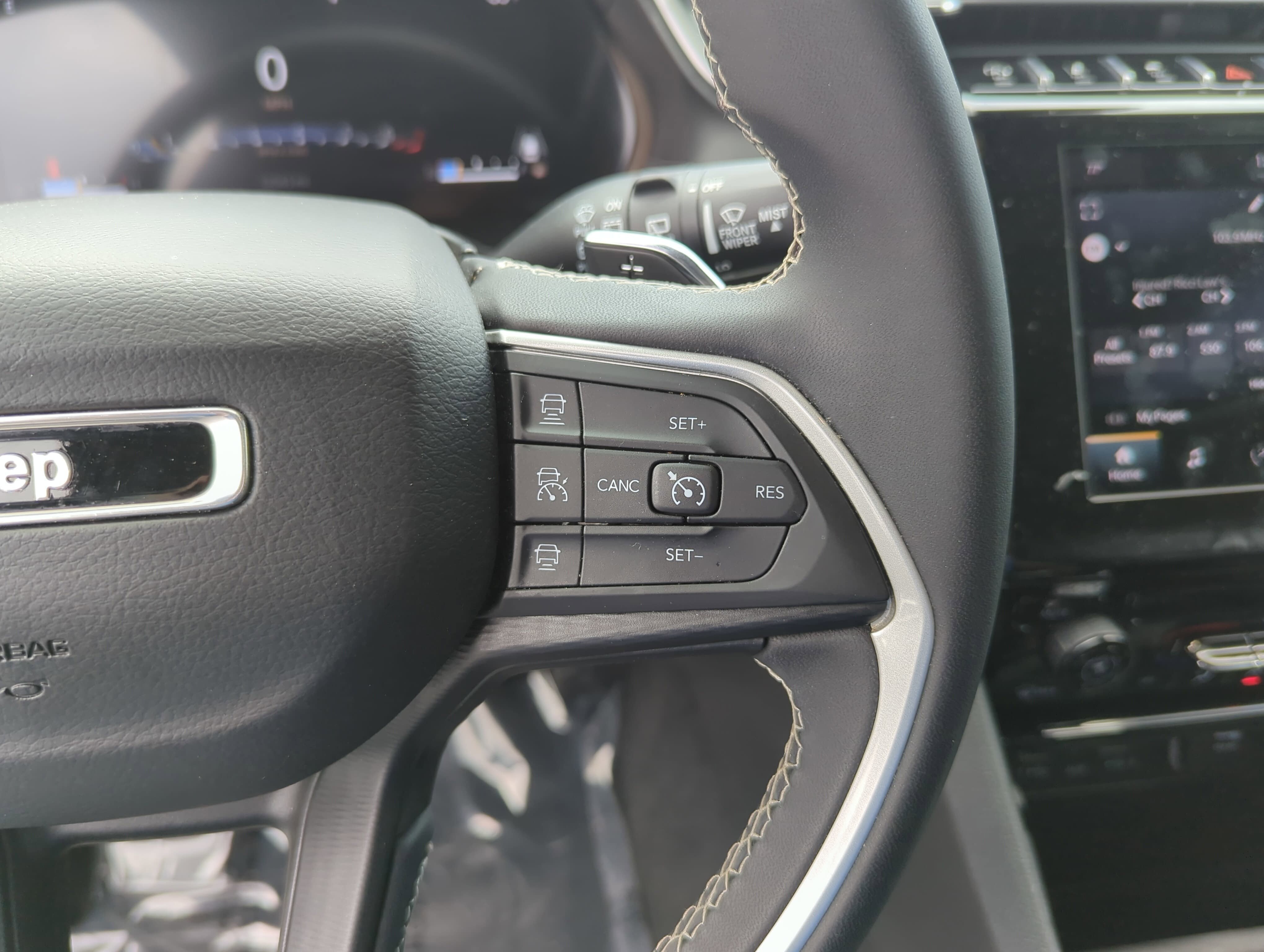 Used 2023 Jeep Grand Cherokee Laredo AWD/4WD image 15