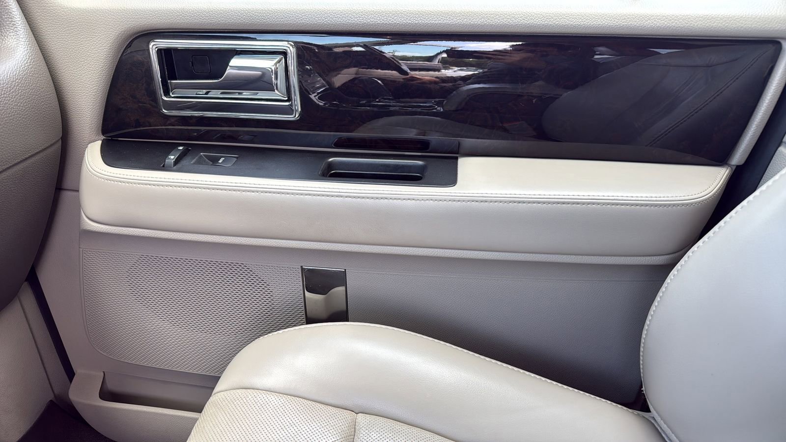 Used 2017 Lincoln Navigator Select RWD image 17