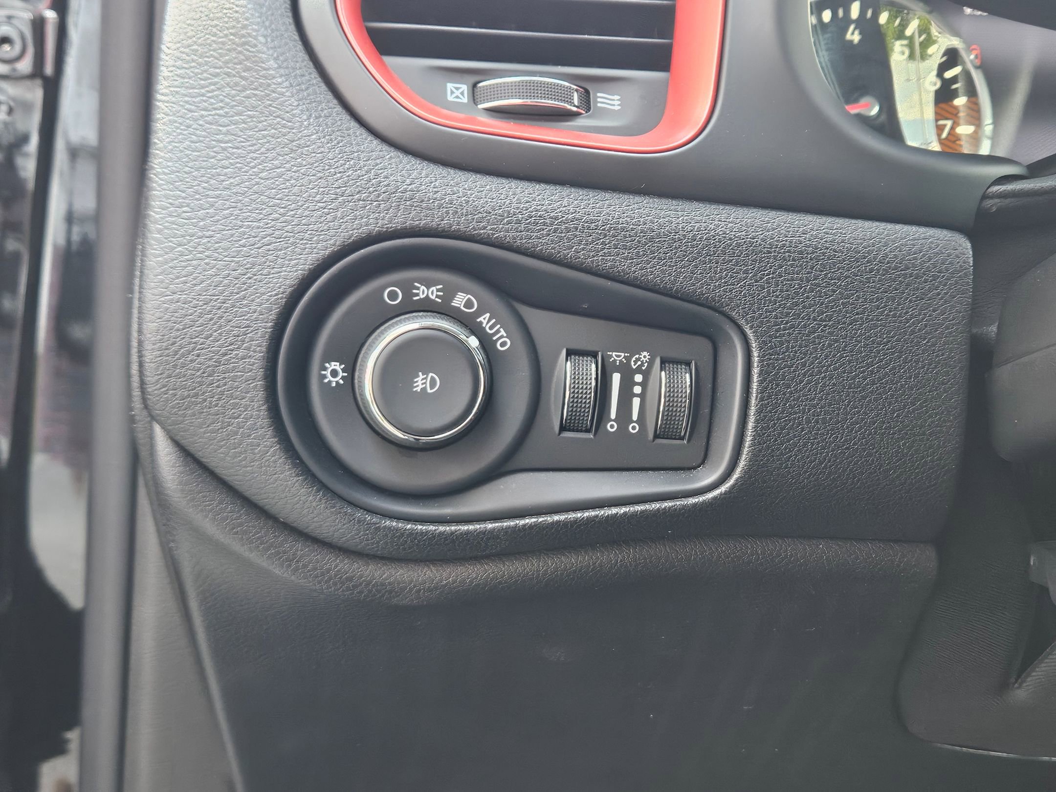 Used 2022 Jeep Renegade Latitude w/ Convenience Group AWD/4WD image 20