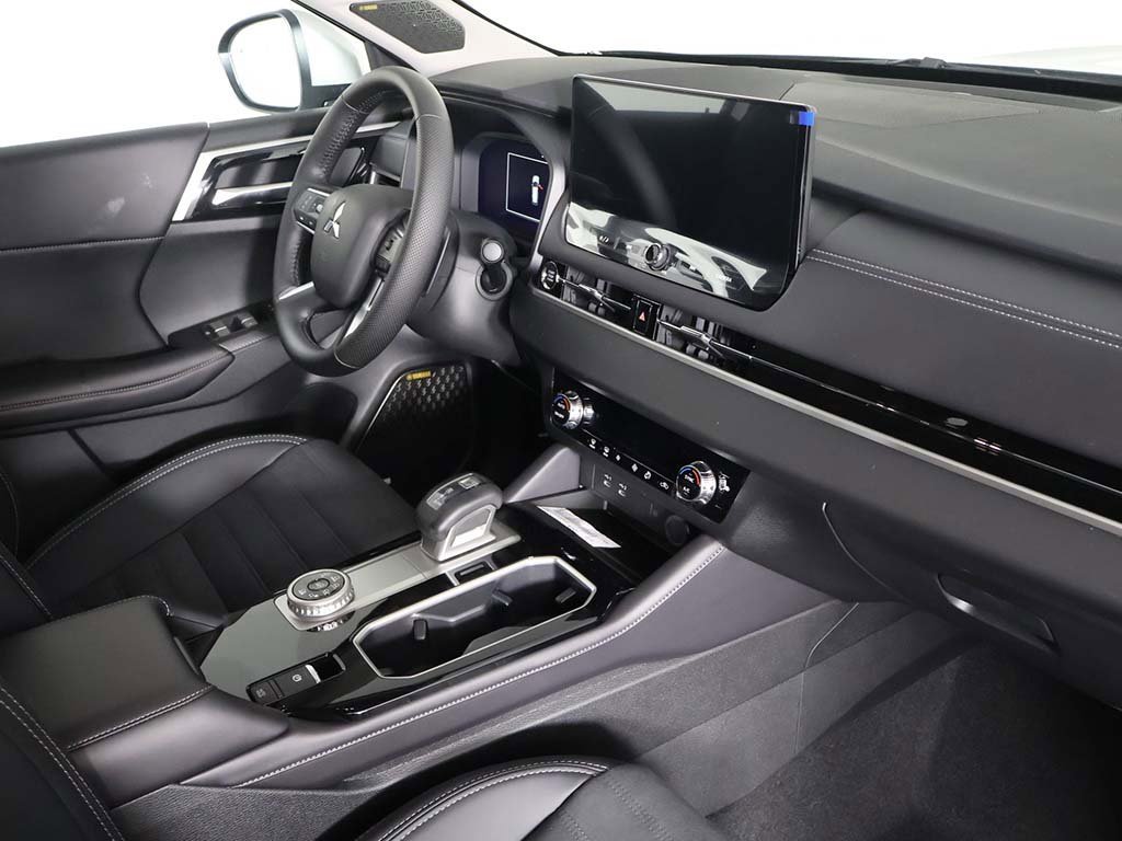 New 2025 Mitsubishi Outlander SE image 33