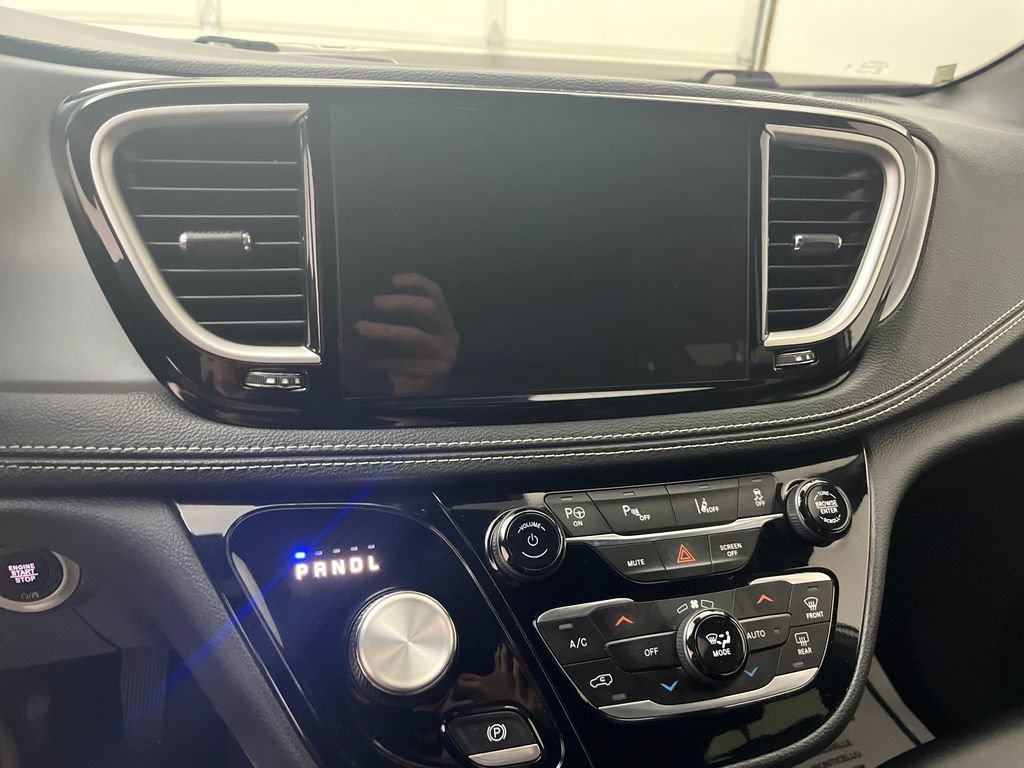 Used 2024 Chrysler Pacifica Limited FWD image 19