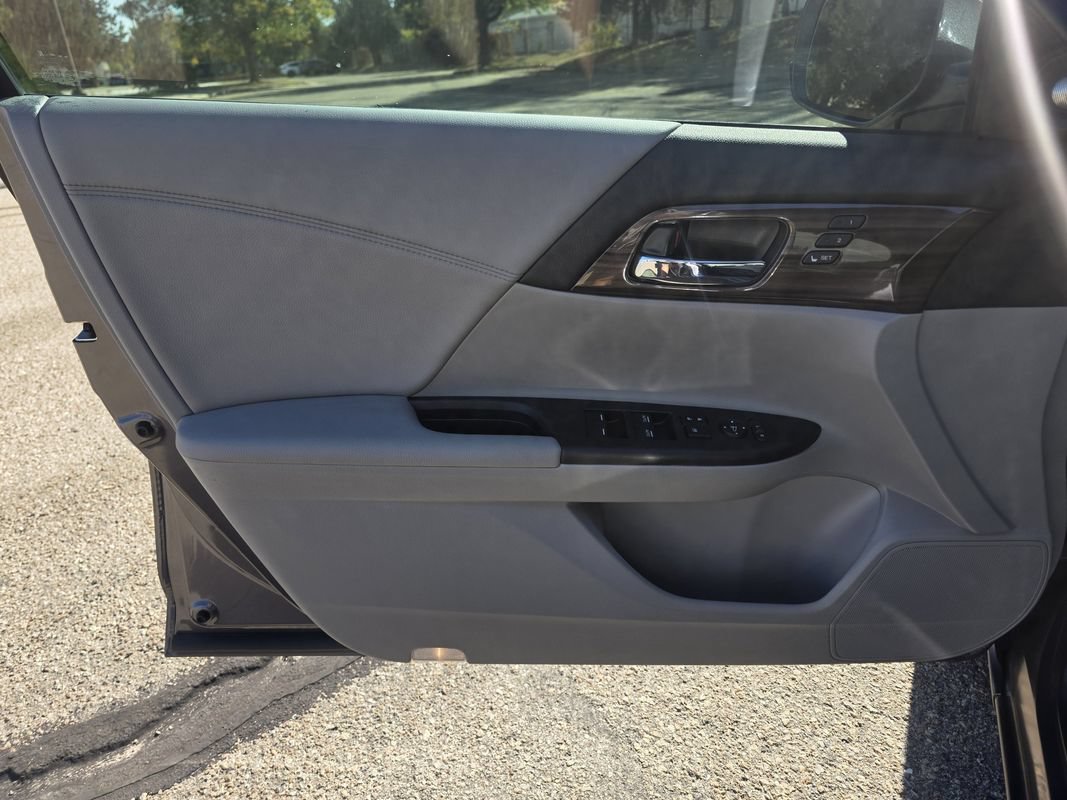 Used 2017 Honda Accord EX-L image 10