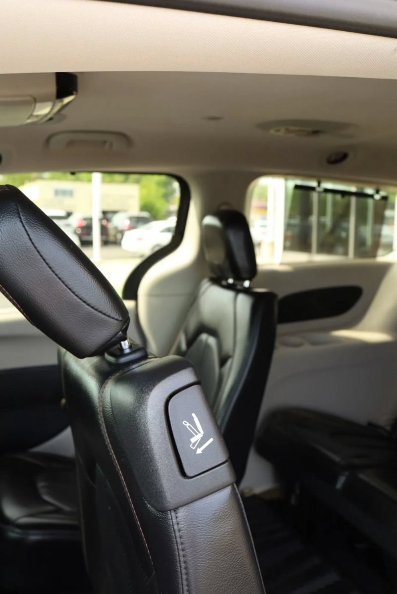 Used 2018 Chrysler Pacifica Touring-L FWD image 39
