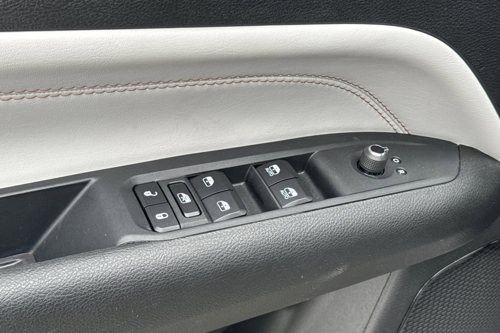 Used 2025 Jeep Compass Limited AWD/4WD image 13