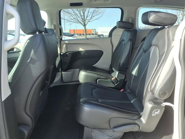 Certified 2023 Chrysler Pacifica Touring-L image 13