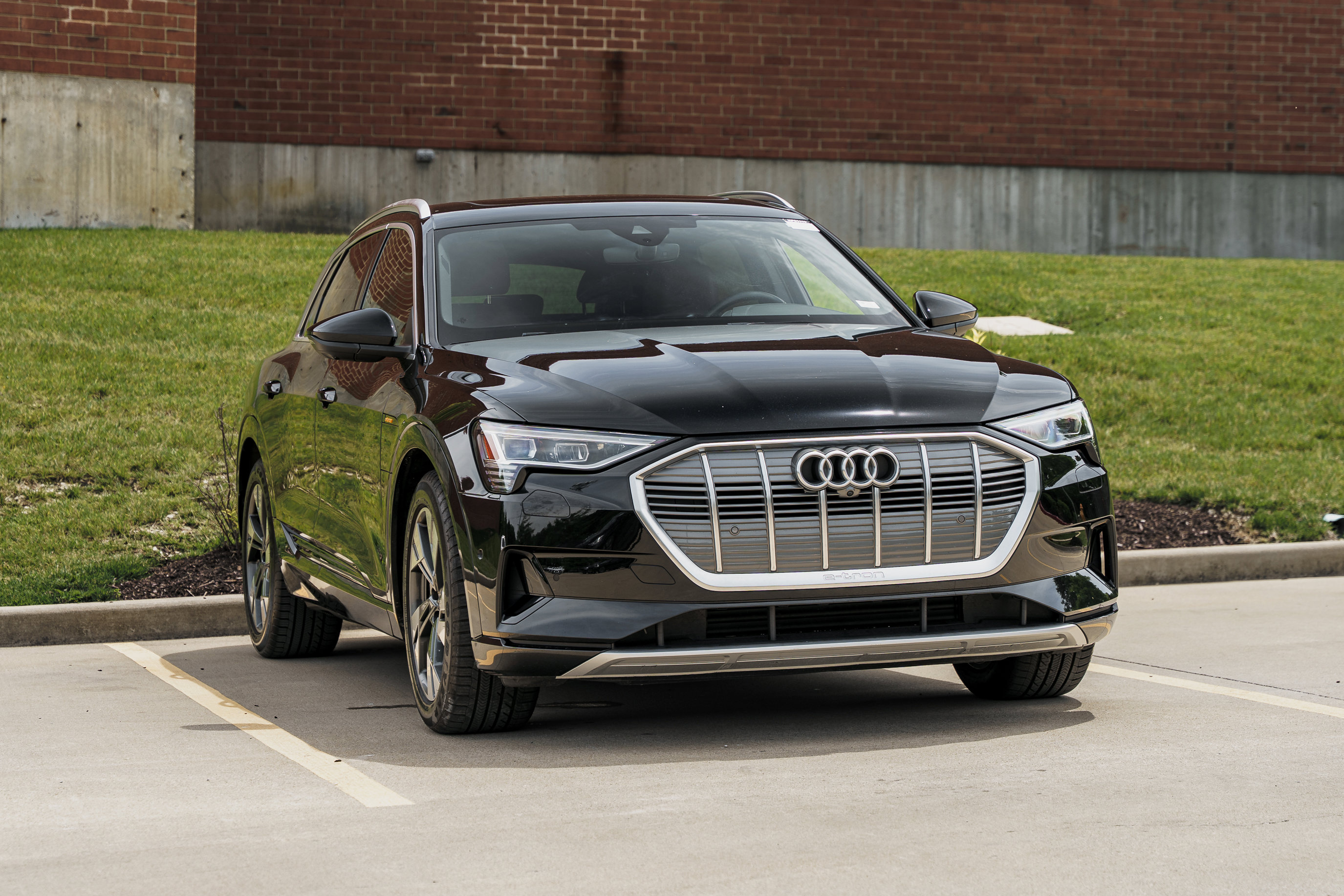 Used 2023 Audi e-tron Premium Plus w/ Premium Plus Package AWD/4WD image 2