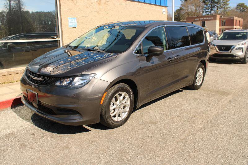 Used 2022 Chrysler Voyager LX image 3