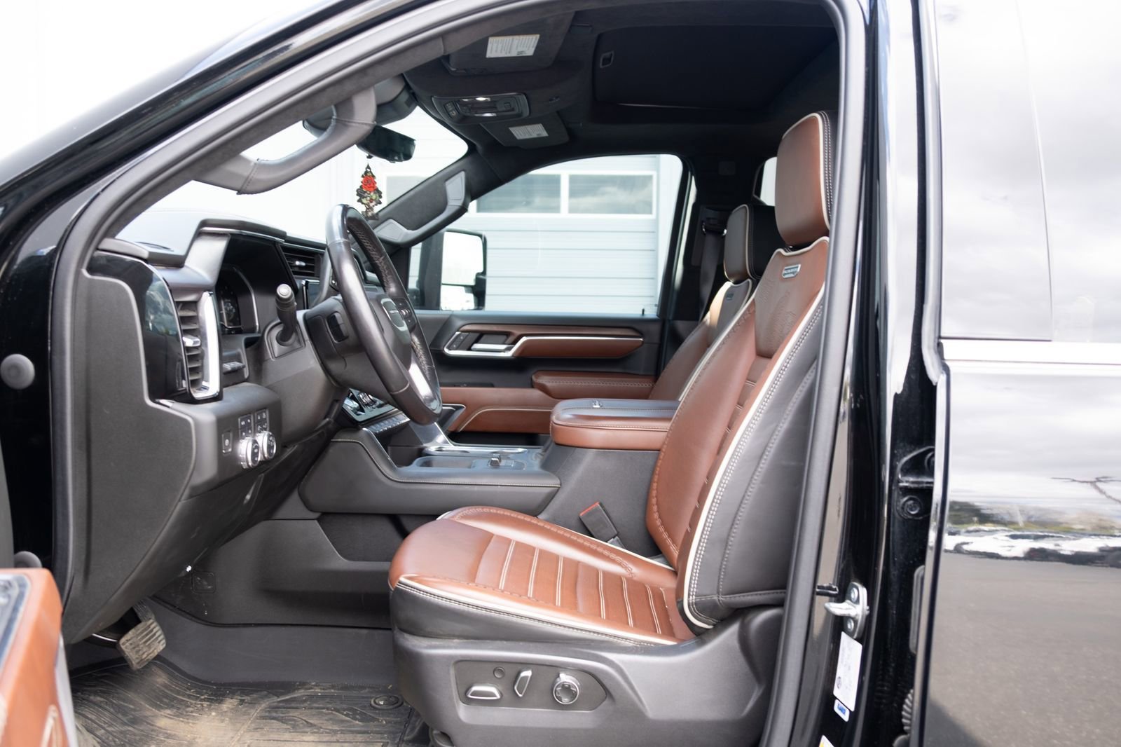 Used 2024 GMC Sierra 3500 Denali Ultimate AWD/4WD image 9