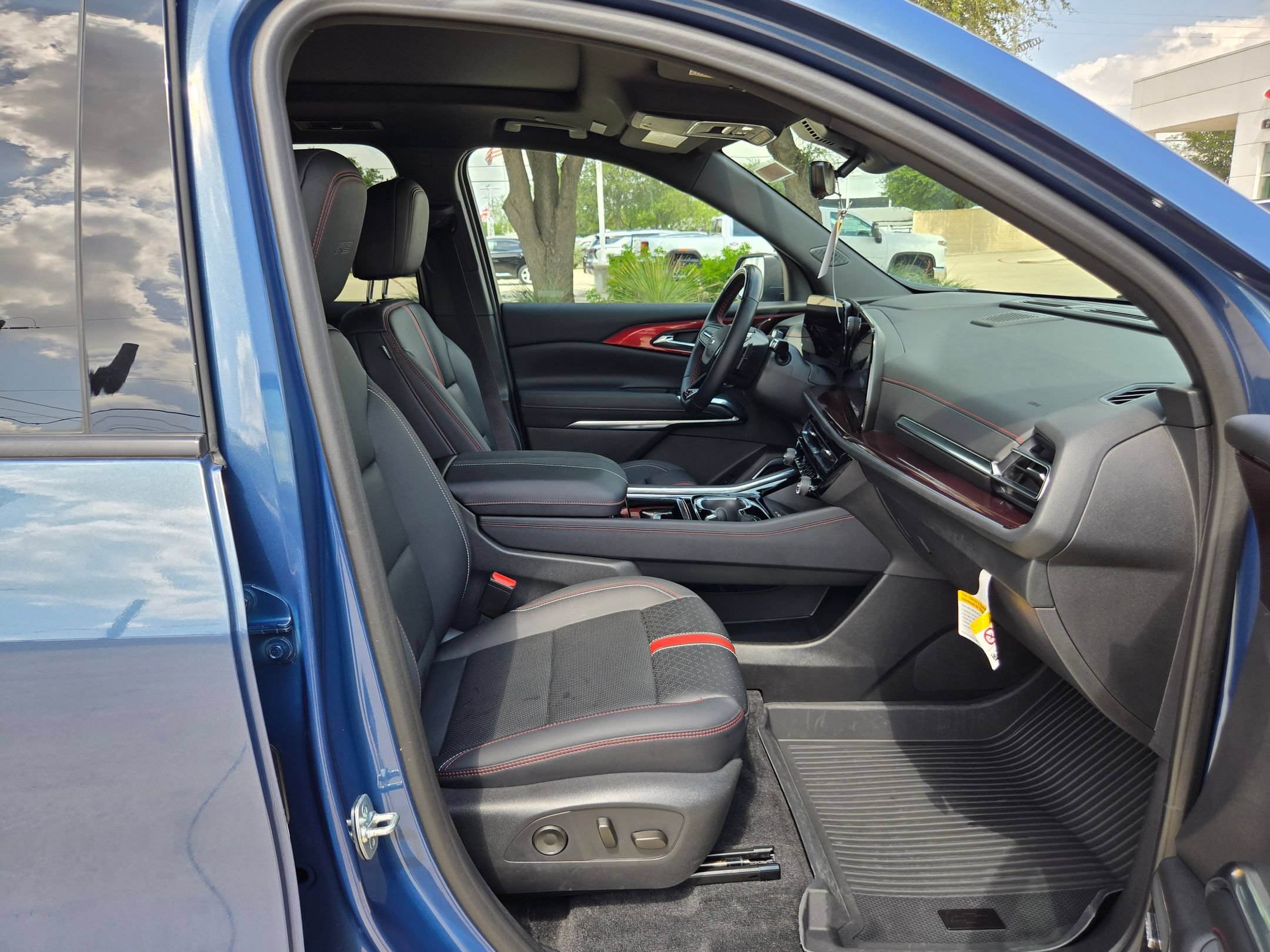 Certified 2025 Chevrolet Traverse RS w/ LPO, Floor Liner Package AWD/4WD image 24