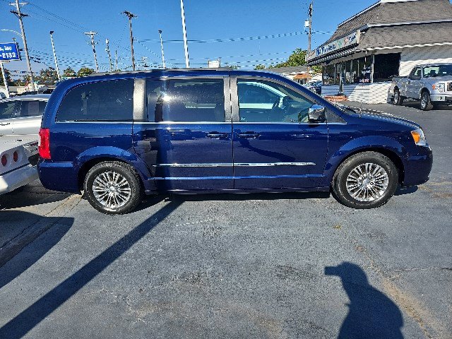 Used 2013 Chrysler Town & Country Touring-L w/ Entertainment Group #2 image 2
