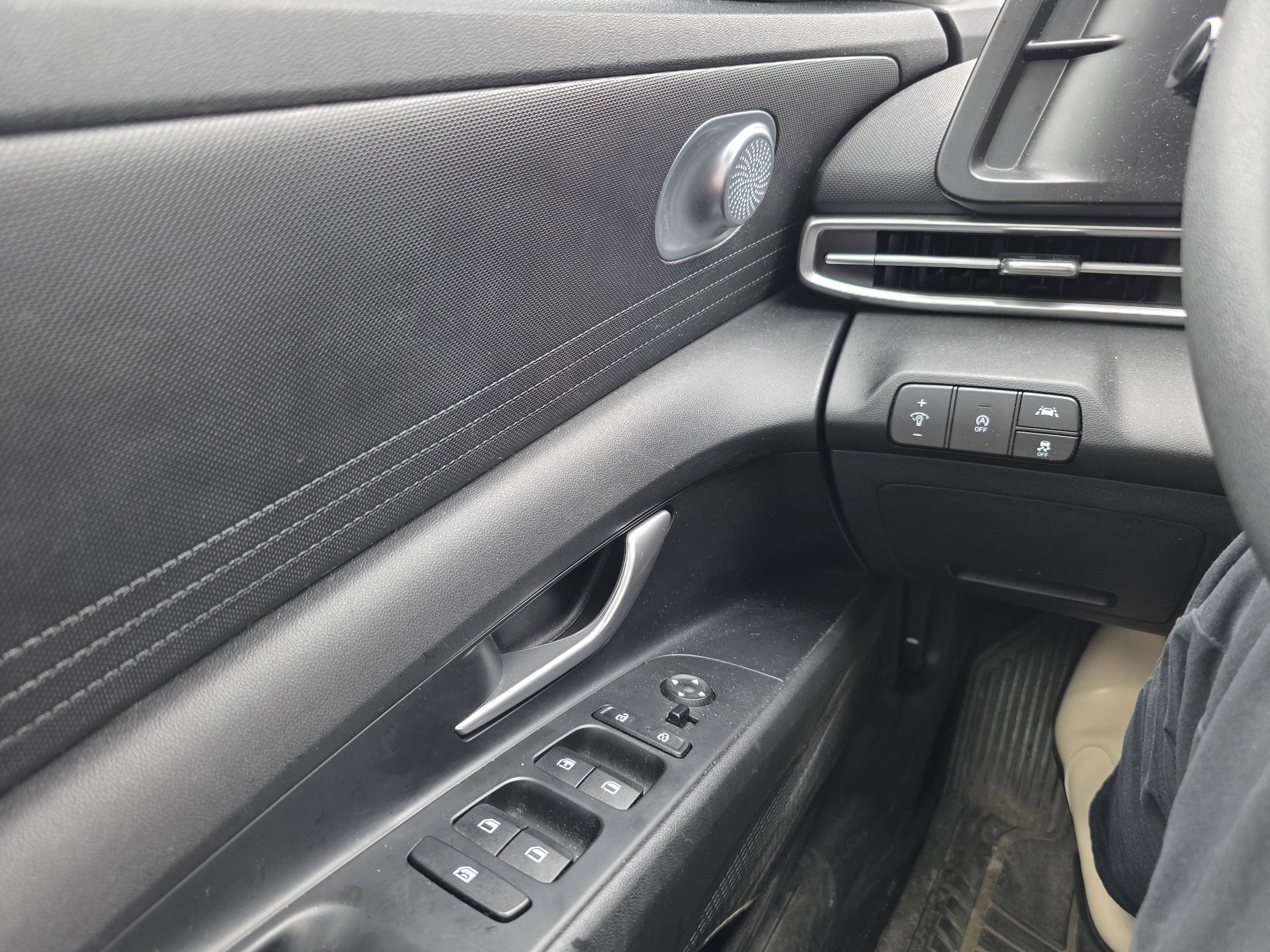 Used 2023 Hyundai Elantra SE image 16