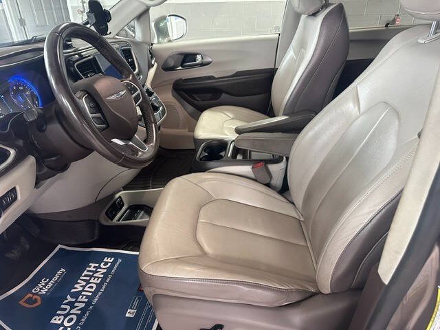Used 2017 Chrysler Pacifica Touring-L FWD image 15