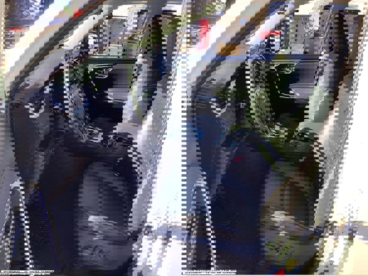 Used 2021 Toyota RAV4 XLE Premium image 12