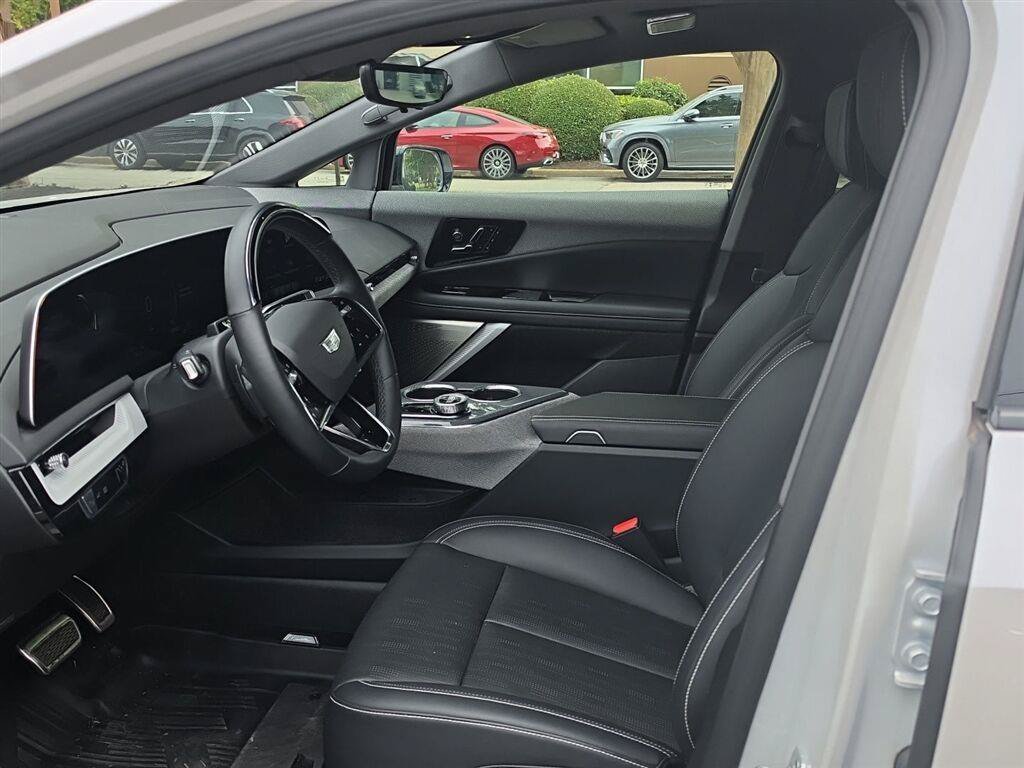 Used 2025 Cadillac Optiq Luxury 2 w/ LPO, Floor Liner Package AWD/4WD image 6