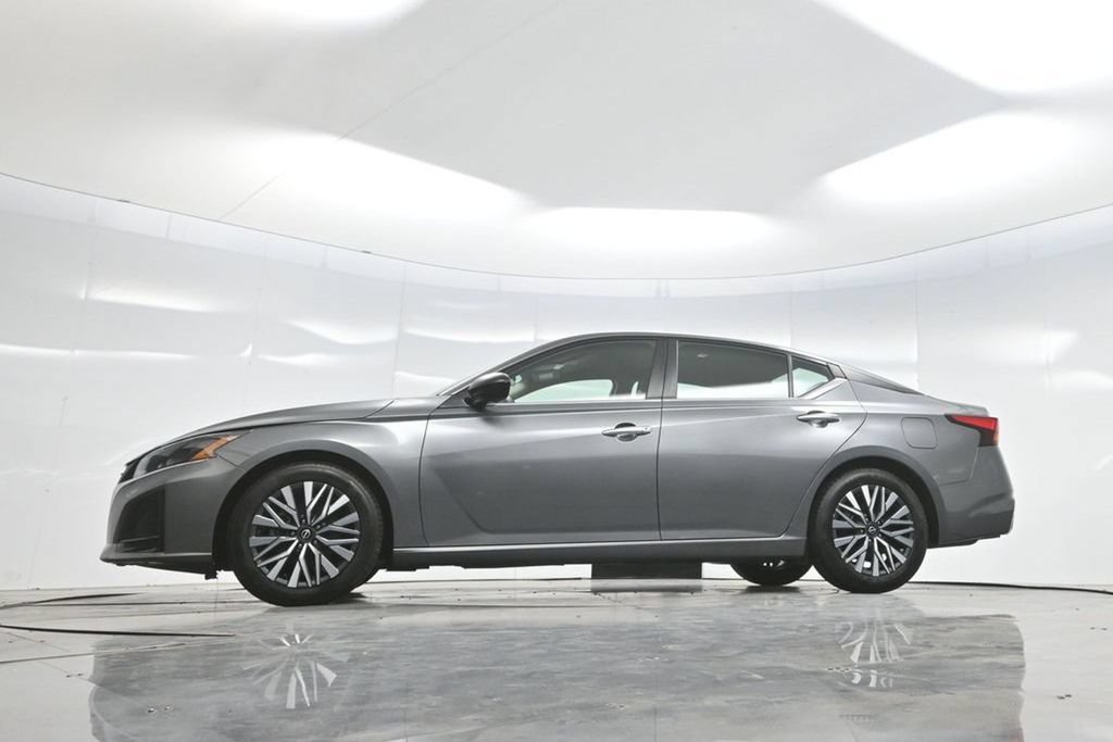 Used 2024 Nissan Altima 2.5 SV FWD image 7