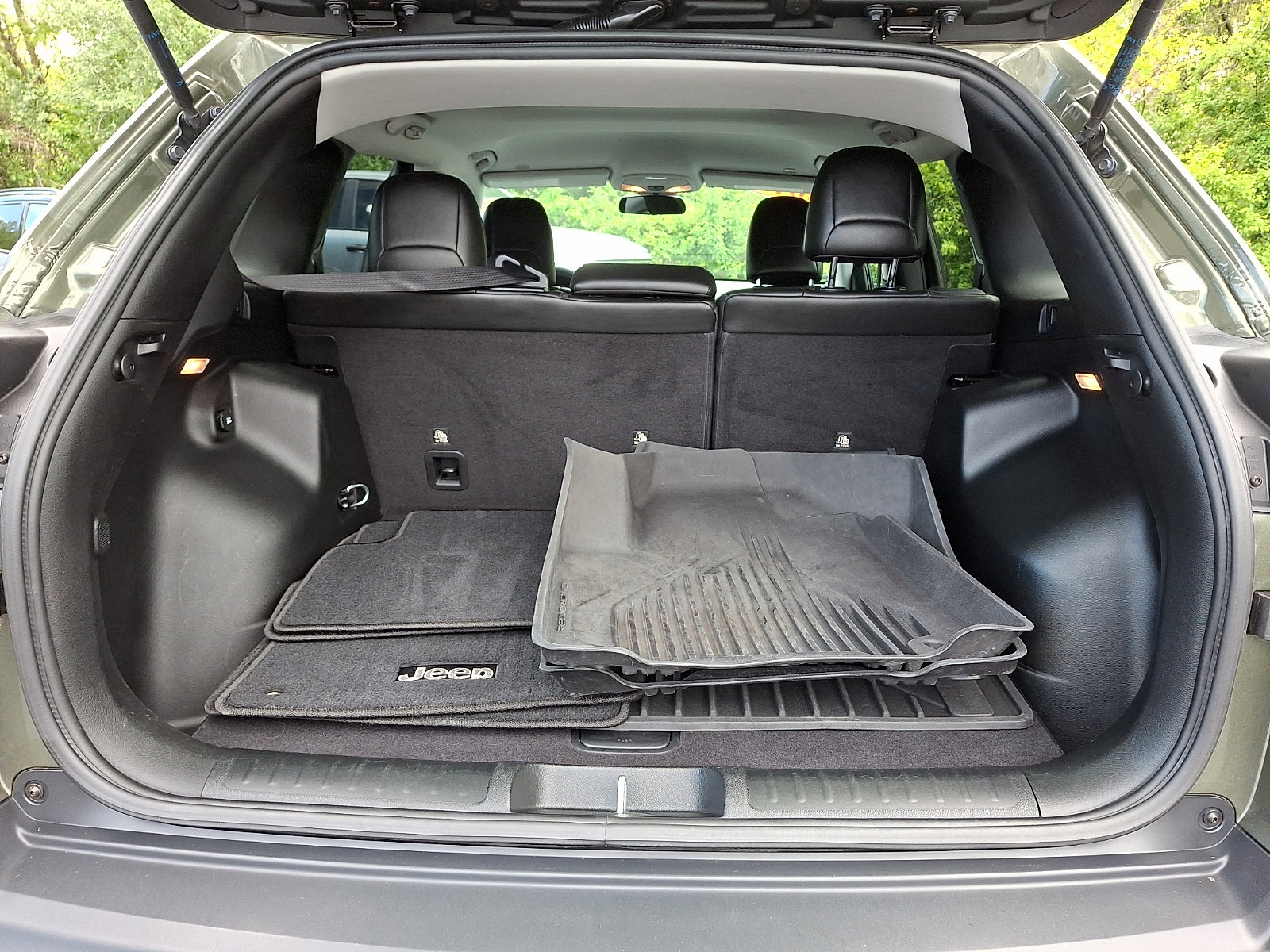Certified 2019 Jeep Cherokee Latitude Plus AWD/4WD image 28