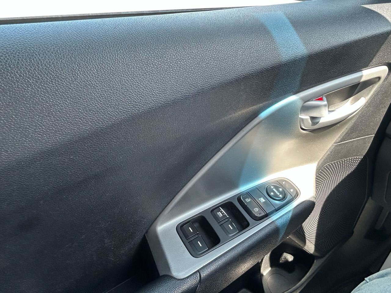 Used 2017 Kia Niro LX FWD image 27