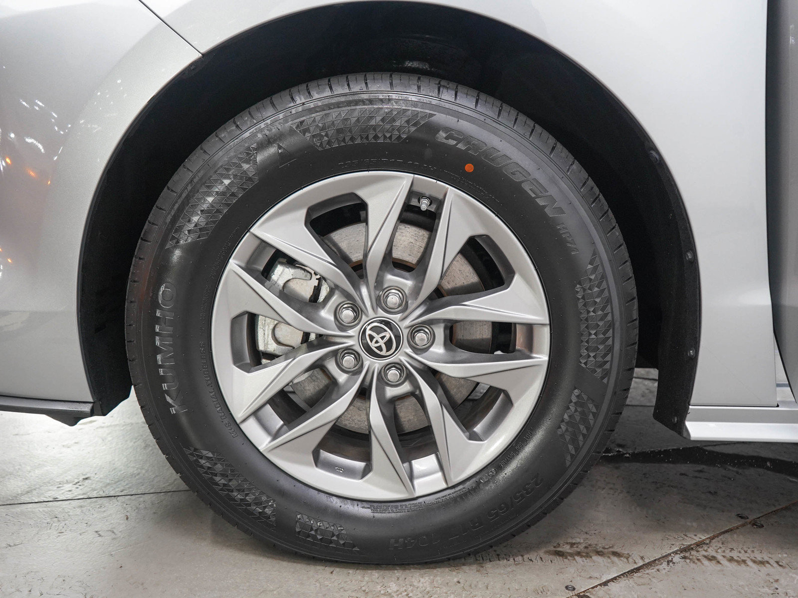 Used 2024 Toyota Sienna XLE FWD image 30