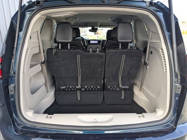 Used 2023 Chrysler Pacifica Touring-L image 32
