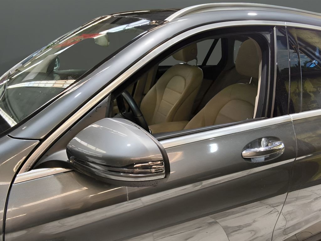 Used 2019 Mercedes-Benz GLC 300 4MATIC w/ Premium Package image 11