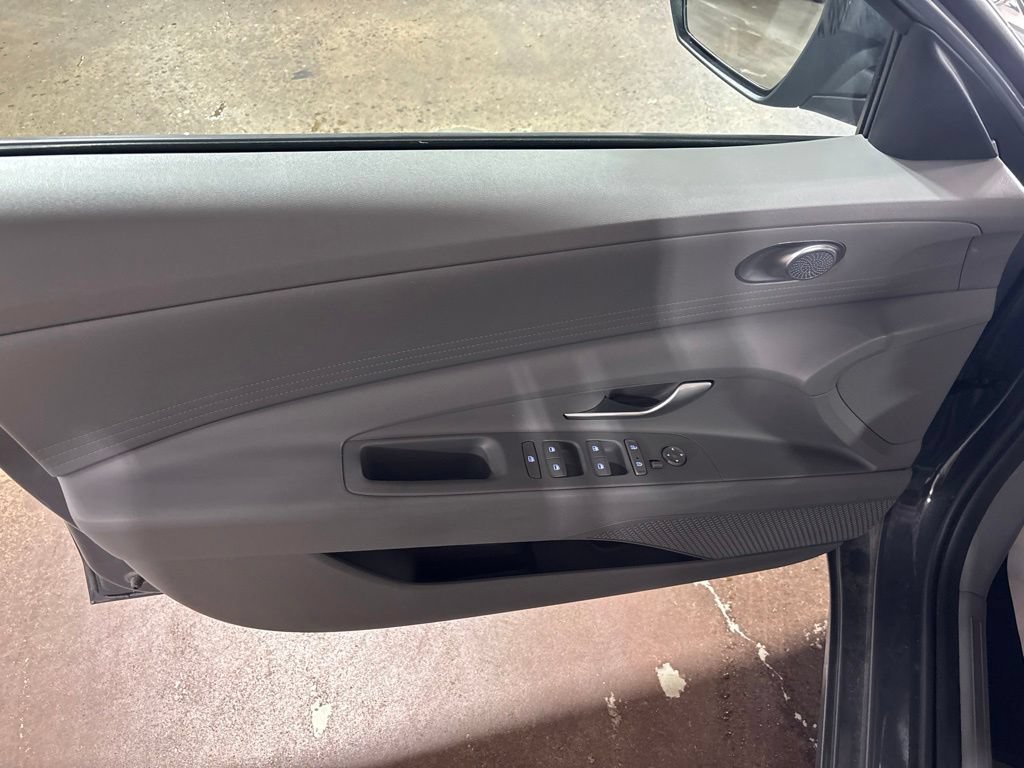 Used 2023 Hyundai Elantra SE FWD image 12