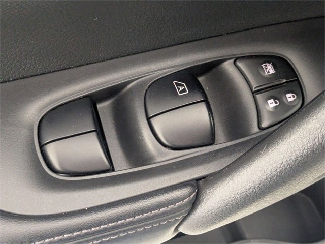 Used 2018 Nissan Rogue SL w/ Premium Package image 12